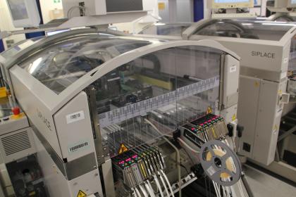 Electronics_SMT_placement_machine_1.jpg Elektronikproduktion SMD-Bestückungsautomat